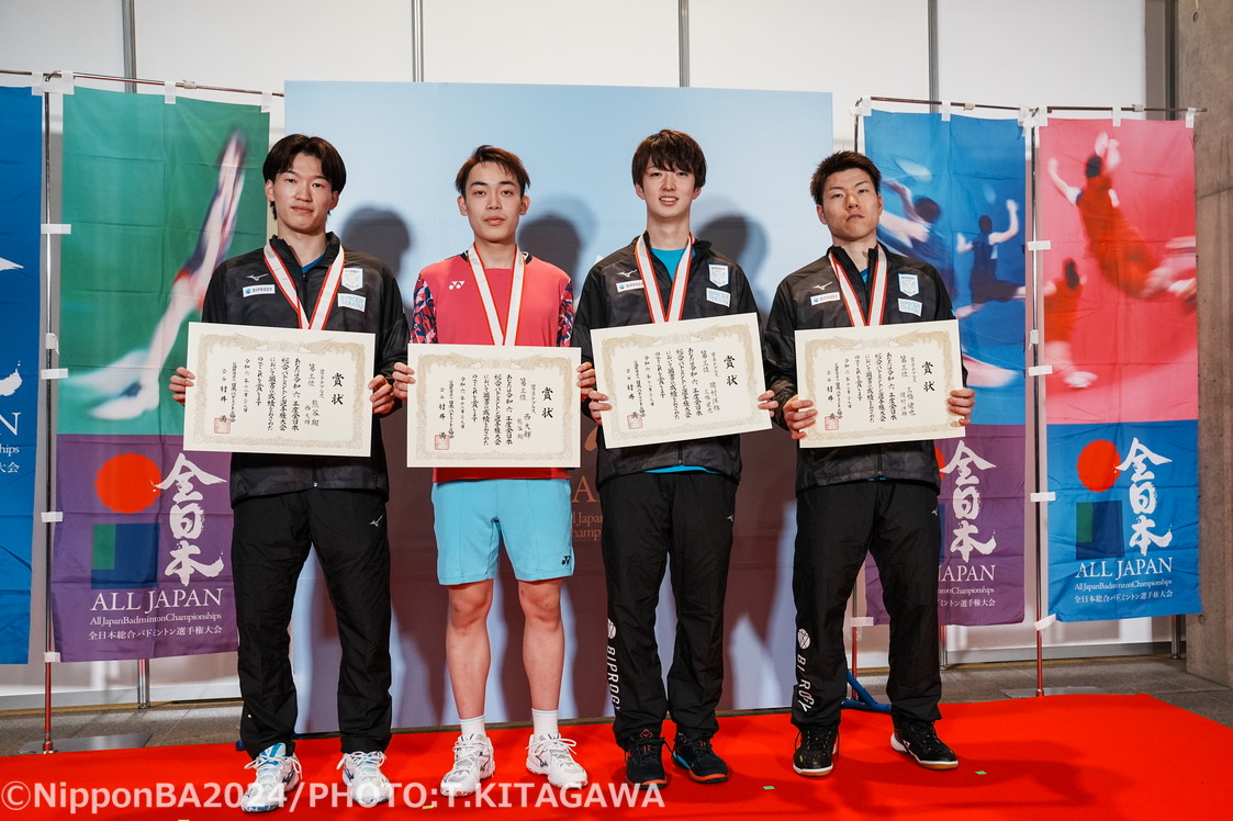 男子ダブルス：岡村洋輝（中央右）／三橋健也（BIPROGY）、熊谷翔（左）／西大輝（BIPROGY／龍谷大学）