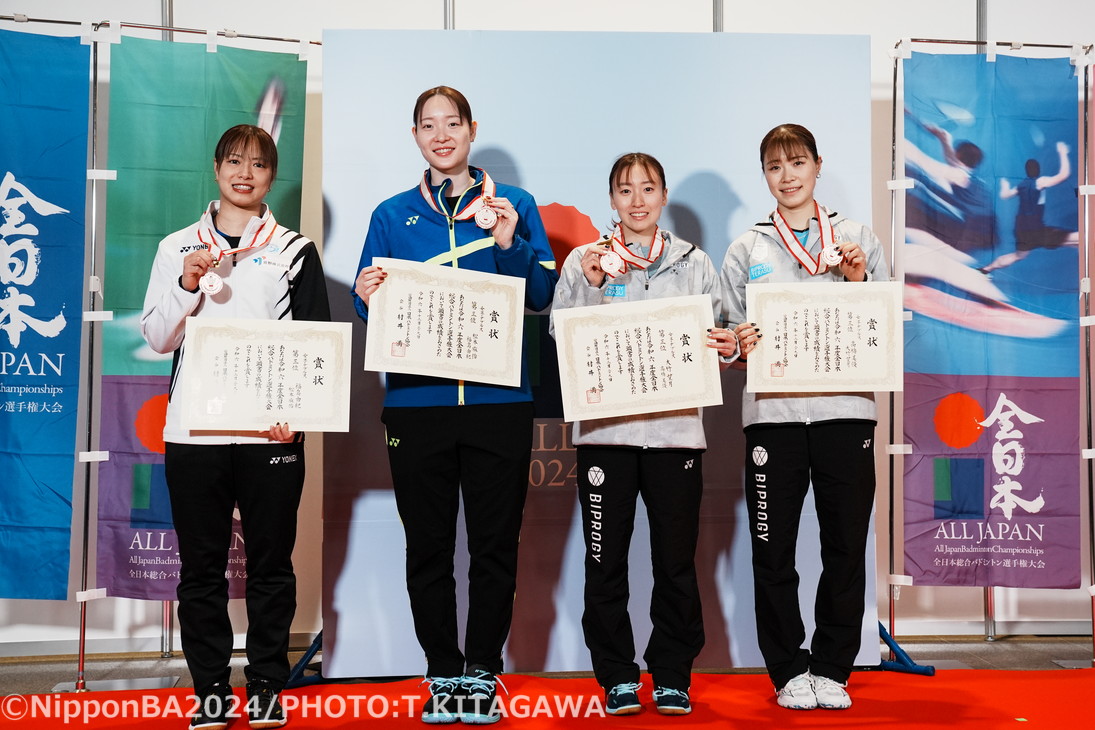 女子ダブルス：大竹望月（中央右）／髙橋美優（BIPROGY）、福島由紀（左）／松本麻佑（岐阜Bluvic／ほねごり相模原）