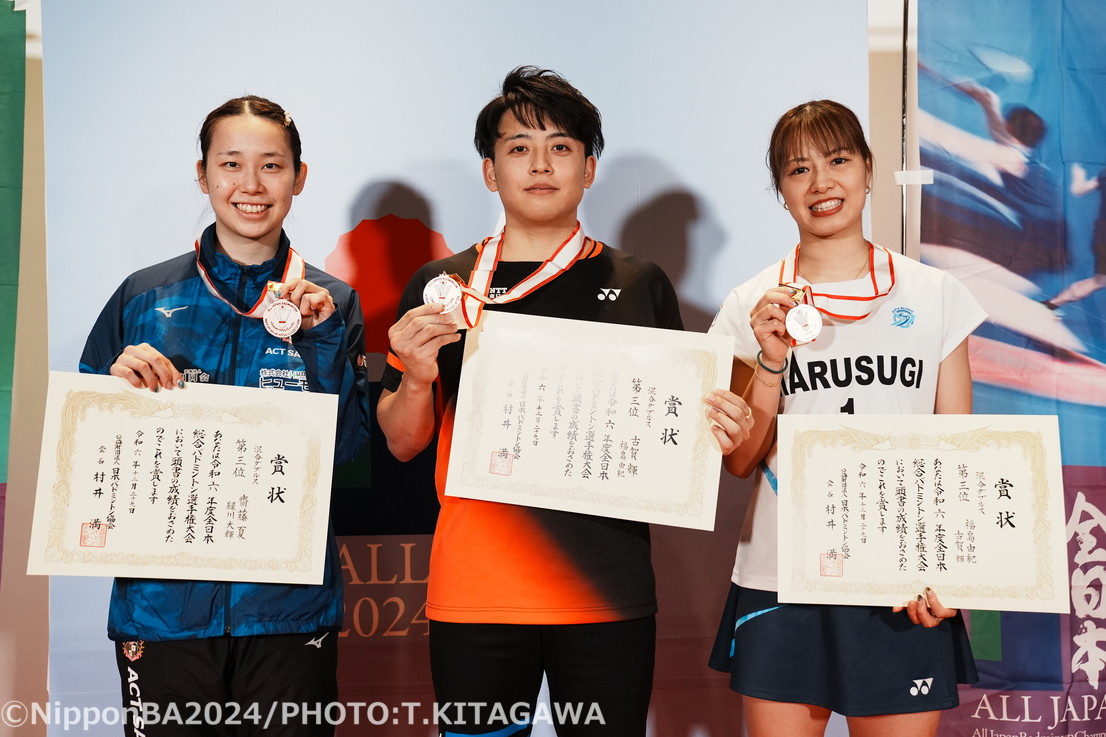 混合ダブルス：齋藤夏（左：ACT SAIKYO）、古賀輝（中央）／福島由紀（NTT東日本／岐阜Bluvic） SAIKYO）