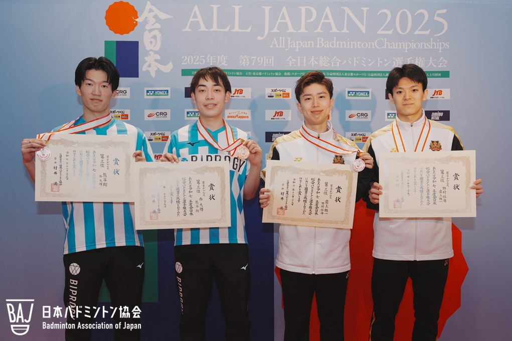 男子ダブルス：熊谷 翔（左）／西 大輝（BIPROGY）、霜上 雄一（中央右）／野村 拓海（日立情報通信エンジニアリング）