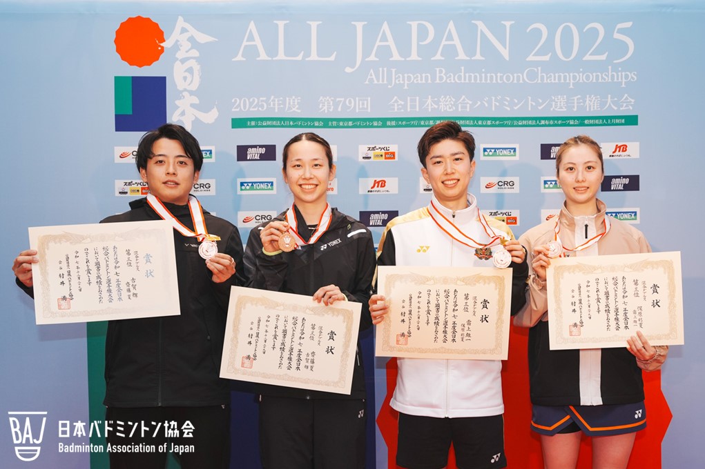 混合ダブルス：古賀 輝（左）／齋藤 夏（ジェイテクトStingers／PLENTY GLOBAL LINX）、霜上 雄一（中央左）／保原 彩夏（日立情報通信エンジニアリング／ヨネックス）